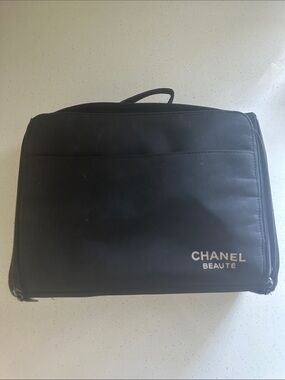 CHANEL Black Beauté Toiletry Pouch with Zip Handle